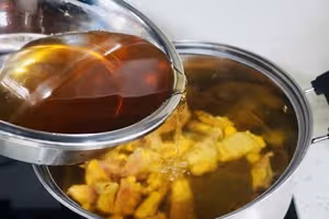 羊肚菌燉雞湯