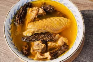 羊肚菌燉雞湯