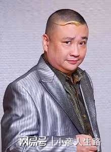 演員陳堅雄突發心梗猝死車內，一天前還發短視頻，家屬悲痛發聲