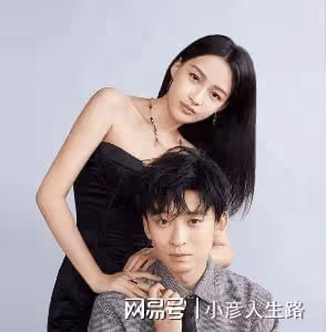 孫怡發藍色挑染新造型,只笑不說話,網友:她其實一點也不開心