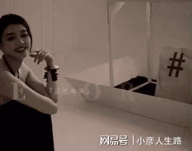 孫怡發藍色挑染新造型,只笑不說話,網友:她其實一點也不開心