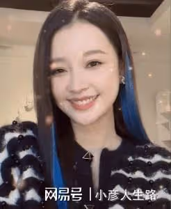 孫怡發藍色挑染新造型,只笑不說話,網友:她其實一點也不開心