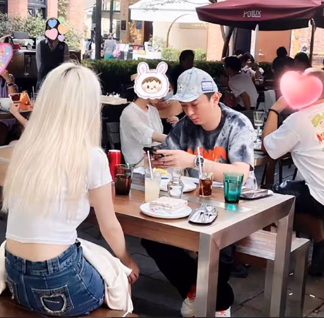 王思聰帶女友慎婕餐廳吃飯 臉部浮腫親密熱聊