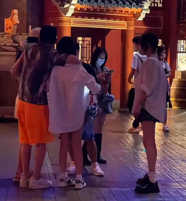 王思聰帶女友慎婕餐廳吃飯 臉部浮腫親密熱聊