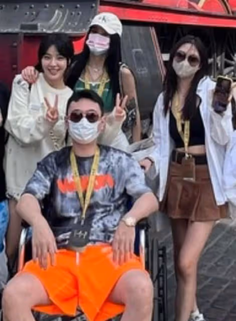 王思聰帶女友慎婕餐廳吃飯 臉部浮腫親密熱聊