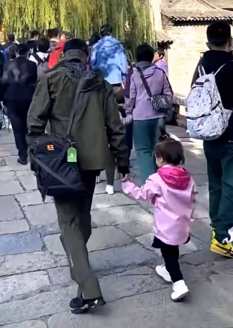 撒貝寧陪家人出遊 太太及龍鳳胎顏值高引關注