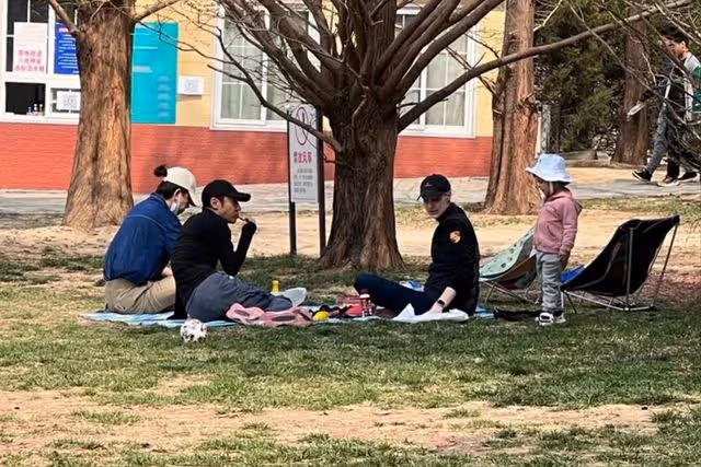 撒貝寧陪家人出遊 太太及龍鳳胎顏值高引關注
