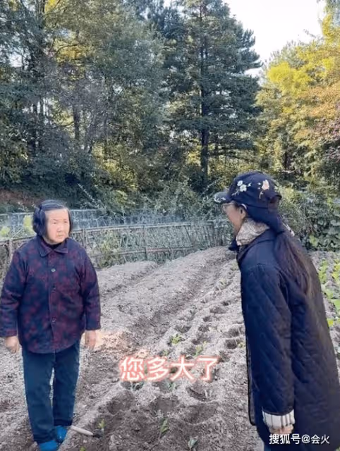 60歲吳瓊回老家干農活 蹲菜地里用手扒泥土 ....