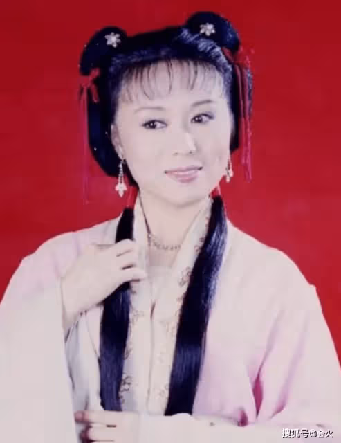 60歲吳瓊回老家干農活 蹲菜地里用手扒泥土 ....