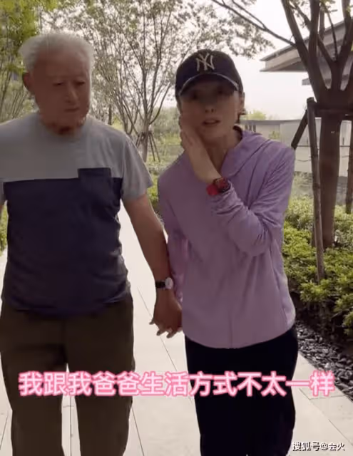 60歲吳瓊回老家干農活 蹲菜地里用手扒泥土 ....