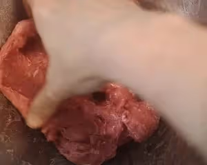 慢慢調整的牛肉丸