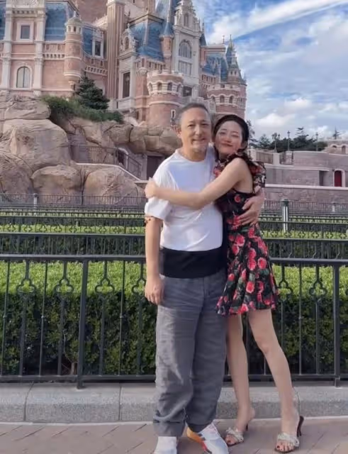三寶與小25歲美妻迪士尼接吻，男方敷衍頭花白，被指隔代畫面尷尬