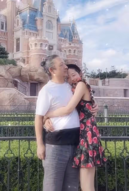 三寶與小25歲美妻迪士尼接吻，男方敷衍頭花白，被指隔代畫面尷尬