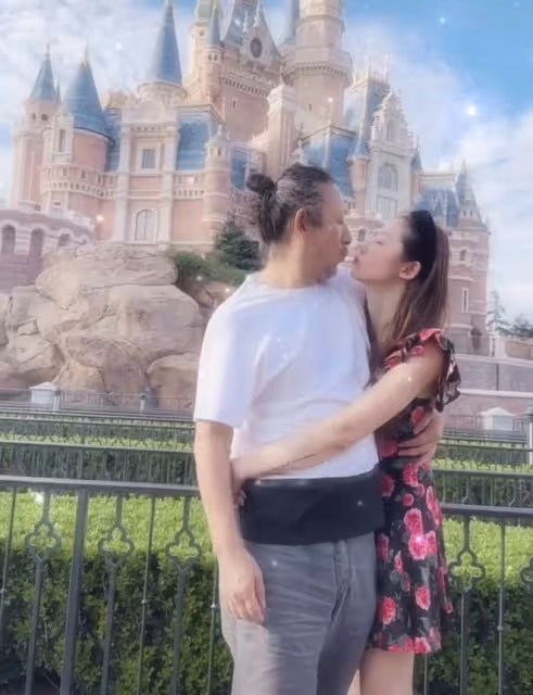 三寶與小25歲美妻迪士尼接吻，男方敷衍頭花白，被指隔代畫面尷尬