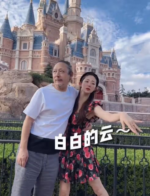 三寶與小25歲美妻迪士尼接吻，男方敷衍頭花白，被指隔代畫面尷尬