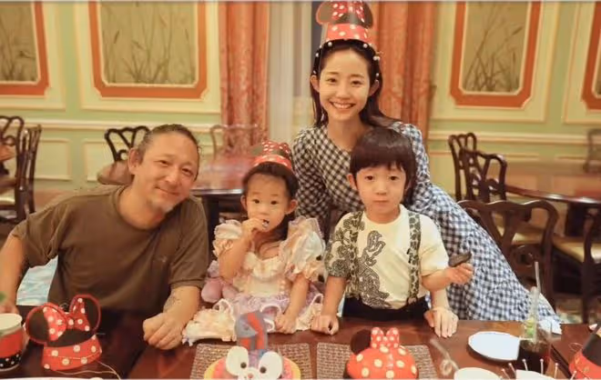 三寶與小25歲美妻迪士尼接吻，男方敷衍頭花白，被指隔代畫面尷尬