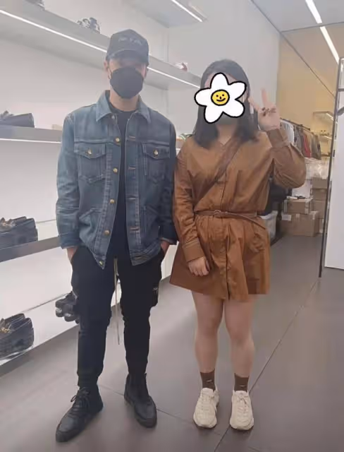 潘瑋柏頂級商圈被偶遇！與美女合影無架子，傳定居南京女兒已2歲