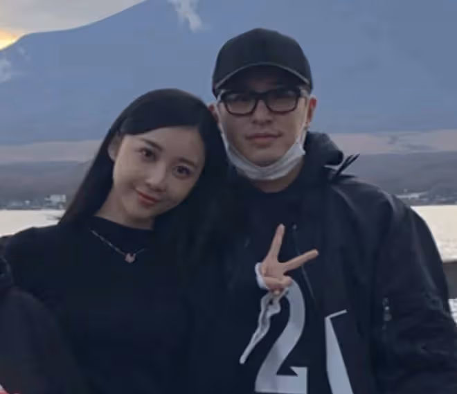 潘瑋柏頂級商圈被偶遇！與美女合影無架子，傳定居南京女兒已2歲