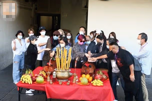 歌王羅文病逝20年！眾星紅館開唱紀念，鄭欣宜暴瘦穿弔帶紋身矚目