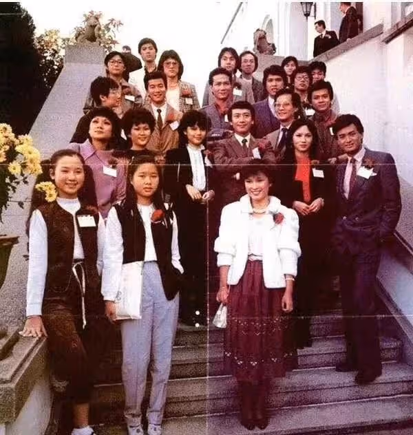 歌王羅文病逝20年！眾星紅館開唱紀念，鄭欣宜暴瘦穿弔帶紋身矚目