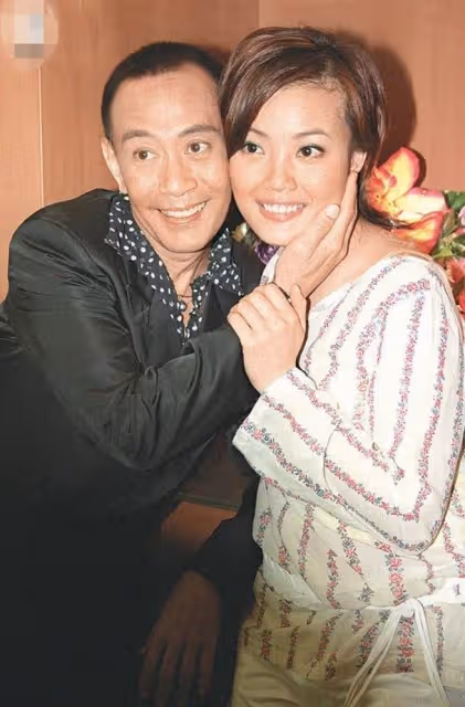 歌王羅文病逝20年！眾星紅館開唱紀念，鄭欣宜暴瘦穿弔帶紋身矚目