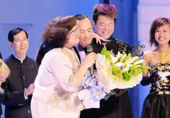 歌王羅文病逝20年！眾星紅館開唱紀念，鄭欣宜暴瘦穿弔帶紋身矚目