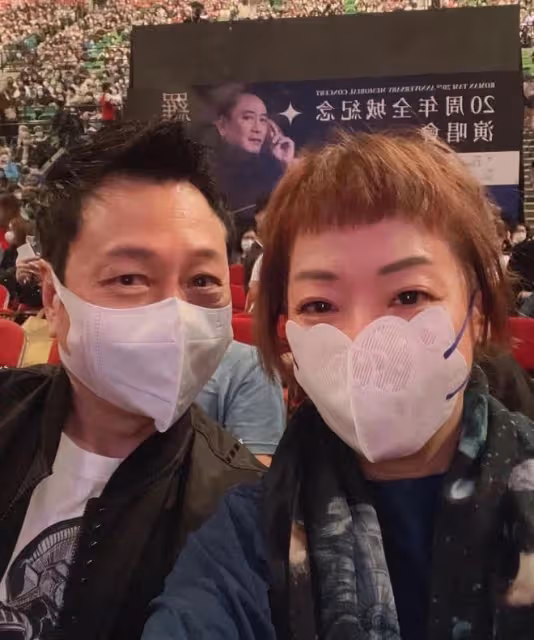 歌王羅文病逝20年！眾星紅館開唱紀念，鄭欣宜暴瘦穿弔帶紋身矚目