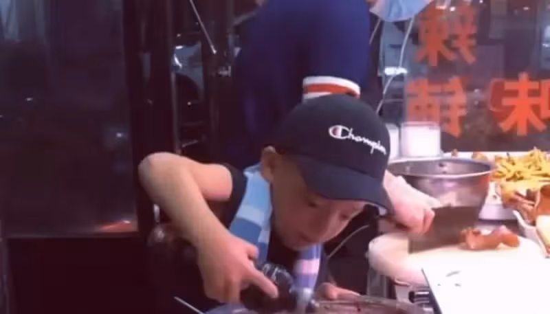6歲男孩為媽媽分擔辛苦，打包賣鹵菜動作熟練，主動為媽媽夾菜擦汗，網友瘋狂點贊：小男孩和家長都是好樣的