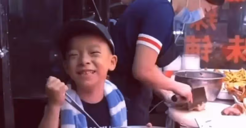 6歲男孩為媽媽分擔辛苦，打包賣鹵菜動作熟練，主動為媽媽夾菜擦汗，網友瘋狂點贊：小男孩和家長都是好樣的