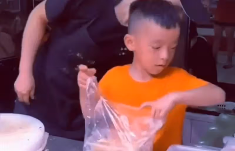 6歲男孩為媽媽分擔辛苦，打包賣鹵菜動作熟練，主動為媽媽夾菜擦汗，網友瘋狂點贊：小男孩和家長都是好樣的