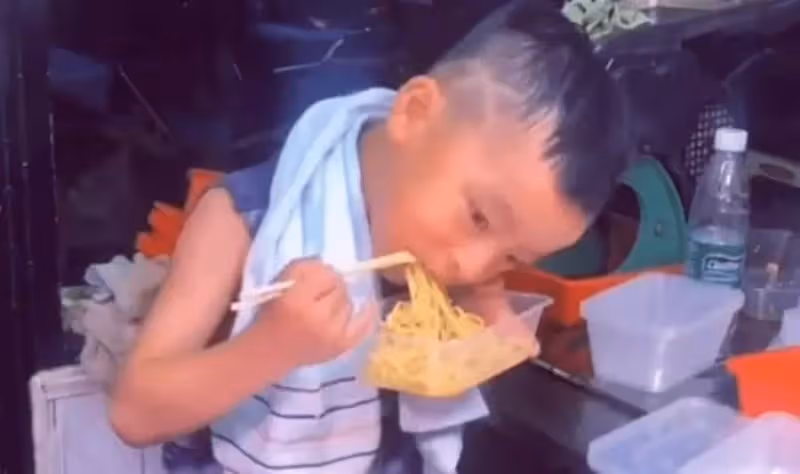6歲男孩為媽媽分擔辛苦，打包賣鹵菜動作熟練，主動為媽媽夾菜擦汗，網友瘋狂點贊：小男孩和家長都是好樣的
