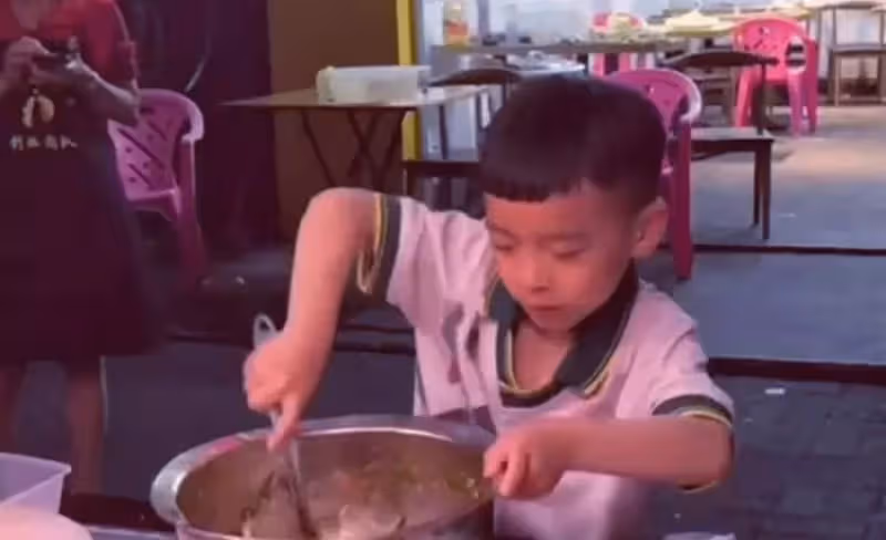6歲男孩為媽媽分擔辛苦，打包賣鹵菜動作熟練，主動為媽媽夾菜擦汗，網友瘋狂點贊：小男孩和家長都是好樣的