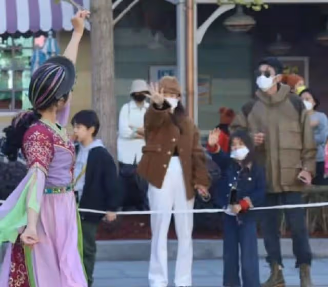 霍思燕全家出遊曝二胎,身旁女孩長相與嗯哼一模一樣,摳手超可愛