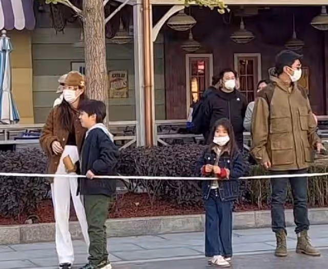 霍思燕全家出遊曝二胎,身旁女孩長相與嗯哼一模一樣,摳手超可愛