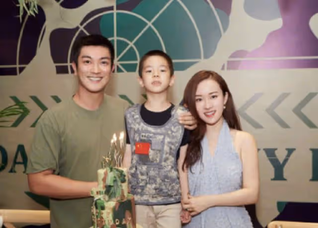 霍思燕全家出遊曝二胎,身旁女孩長相與嗯哼一模一樣,摳手超可愛