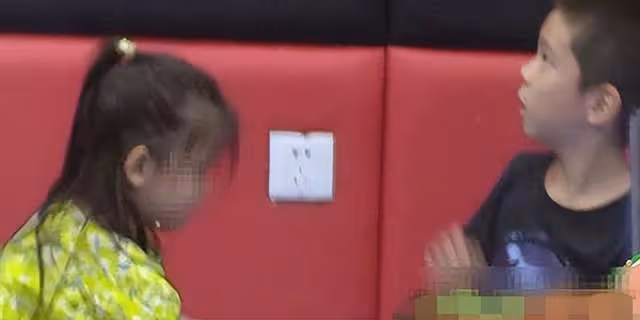霍思燕全家出遊曝二胎,身旁女孩長相與嗯哼一模一樣,摳手超可愛