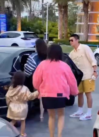 霍思燕全家出遊曝二胎，身旁女孩長相與嗯哼一模一樣，摳手超可愛