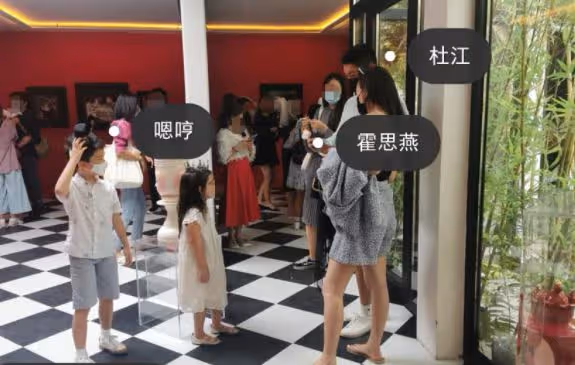 霍思燕全家出遊曝二胎，身旁女孩長相與嗯哼一模一樣，摳手超可愛