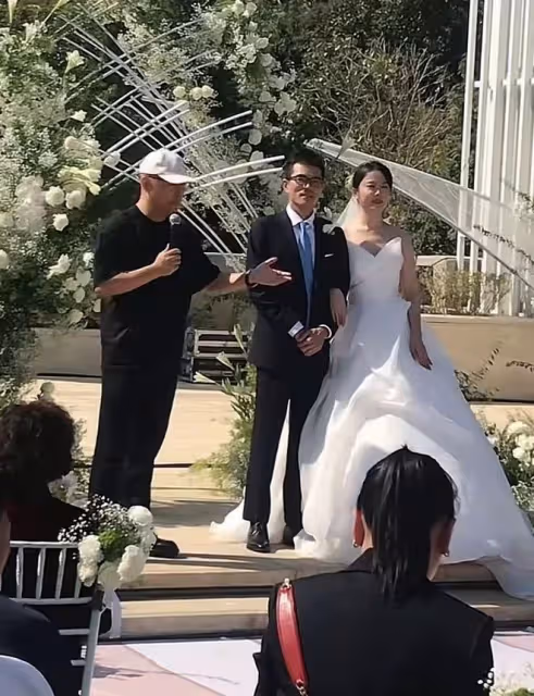 孟非在南京高爾夫場做婚禮主婚人,模樣消瘦樸素,曝出場費12萬起