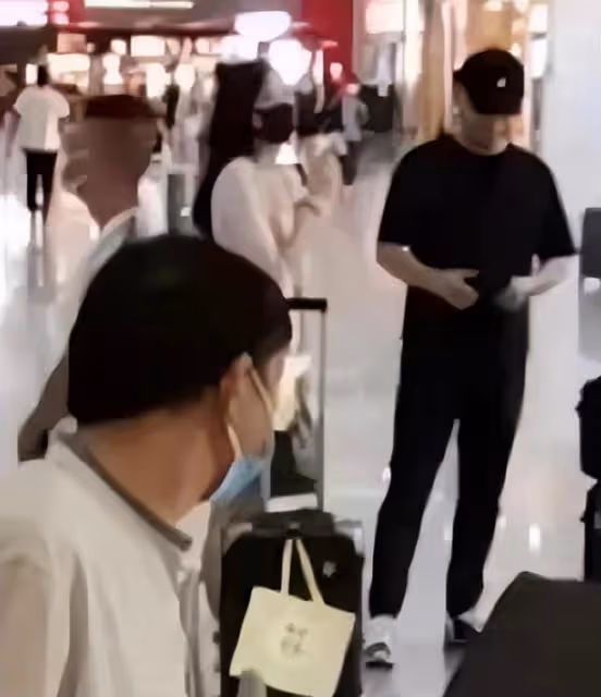 孟非在南京高爾夫場做婚禮主婚人,模樣消瘦樸素,曝出場費12萬起