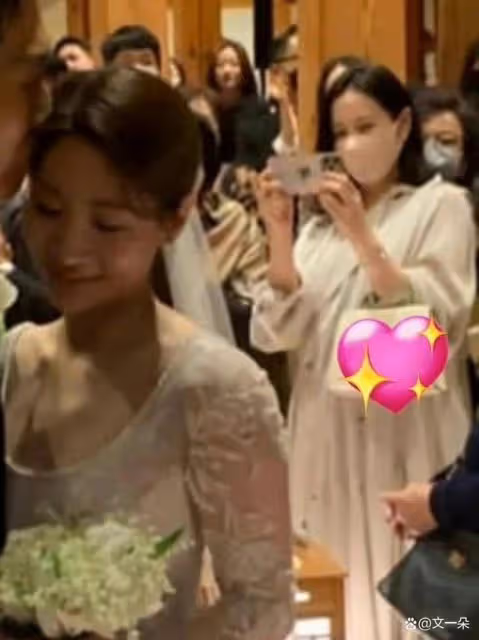 40歲的孫藝珍結婚半年後,挺大肚參加朋友的婚禮,滿臉幸福藏不住