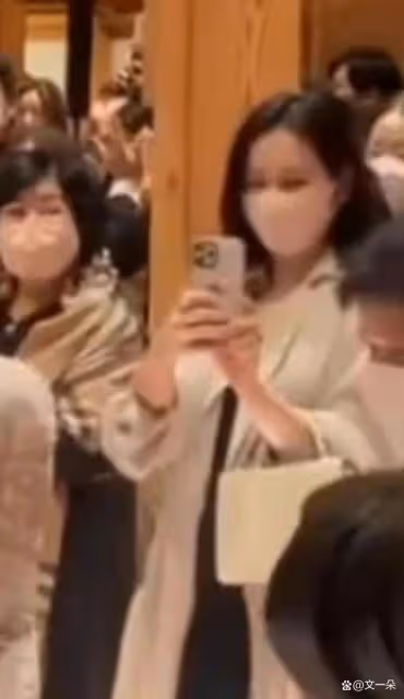 40歲的孫藝珍結婚半年後,挺大肚參加朋友的婚禮,滿臉幸福藏不住