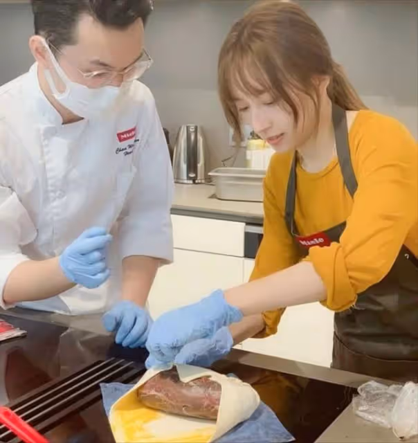 19歲簽約無線,TVB一線小花避談某女星演技,開蛋糕店再做老闆娘