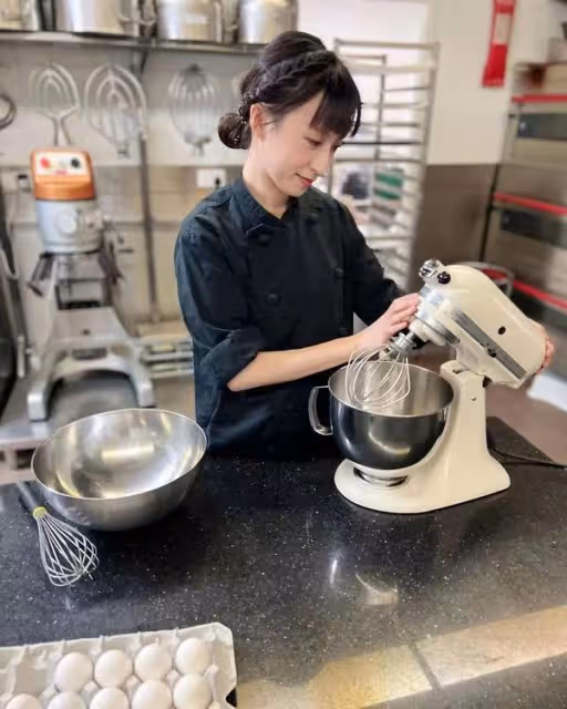 19歲簽約無線,TVB一線小花避談某女星演技,開蛋糕店再做老闆娘