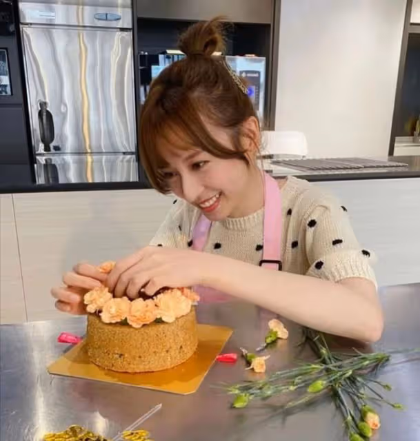 19歲簽約無線,TVB一線小花避談某女星演技,開蛋糕店再做老闆娘
