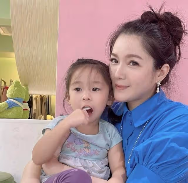 香港知名女星再曝婚變!曬近照貌美膚白,想生小孩富商丈夫不肯生
