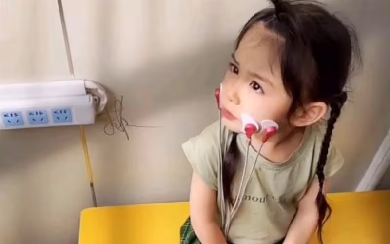 7歲「無聲天使」藍妮妮:逆天「顏值」美到傾國傾城,生活卻無法自理,美貌背後的心酸令人心疼