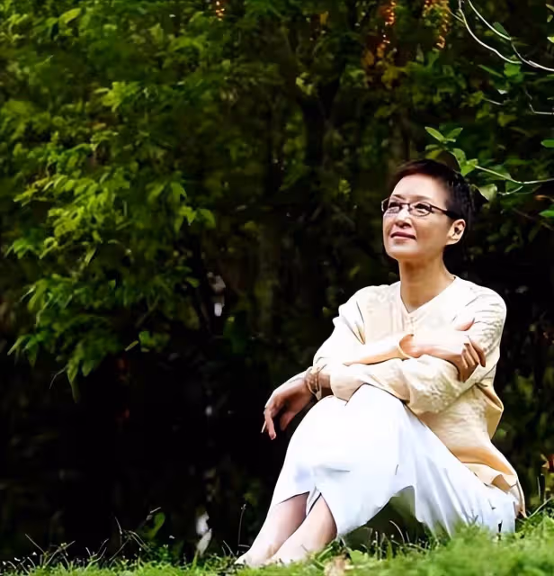 70歲胡因夢近況曝光!美了一輩子,穿搭樸素依舊風韻猶存,時尚感不輸年輕人:照樣迷人