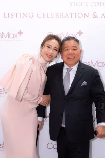 51歲黎姿罕攜富豪老公現身,她穿粉色修身裙嫩如少女,老公面善