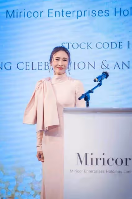 51歲黎姿罕攜富豪老公現身,她穿粉色修身裙嫩如少女,老公面善